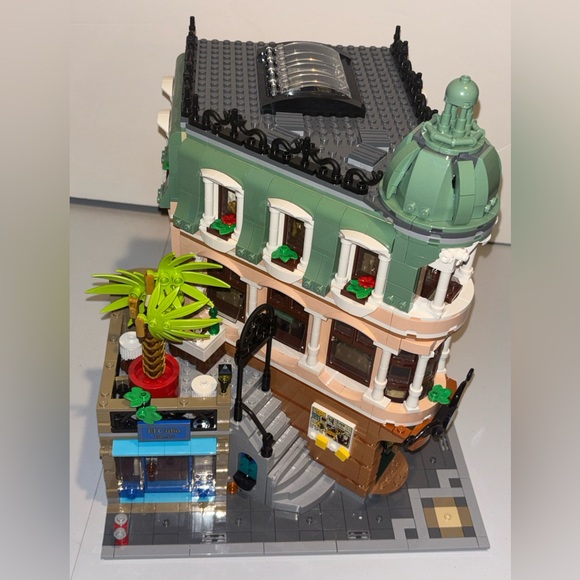 LEGO #10297 Boutique Hotel - Picture 3 of 11